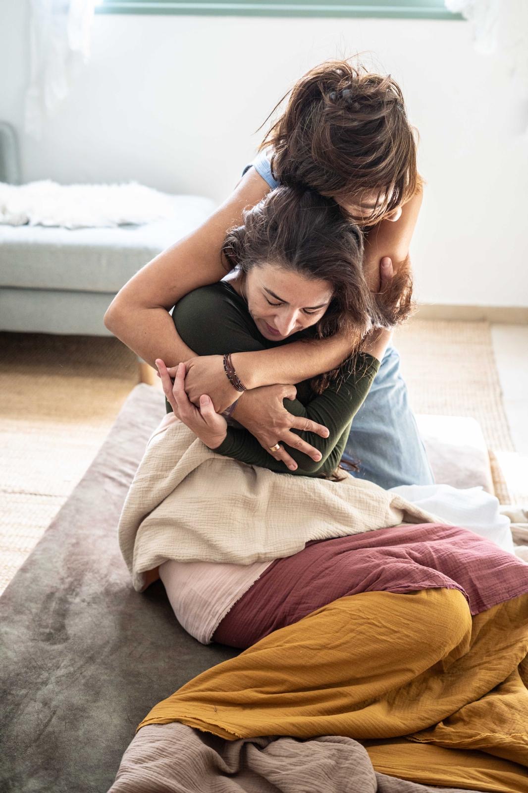 שיחת עיבוד וחיוך בין ליאת למשתתפת לאחר הטקס