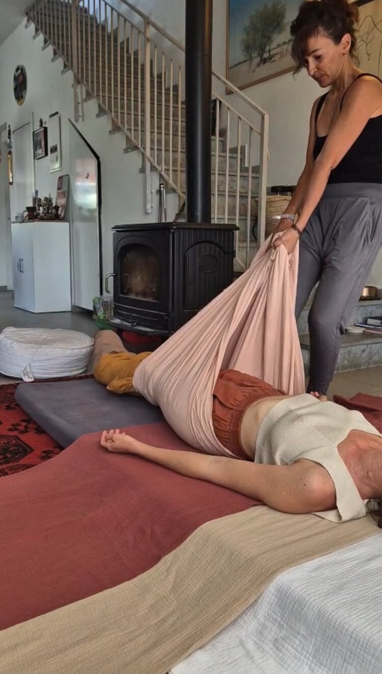 ליאת עוטפת משתתפת בבד ליד תנור העצים