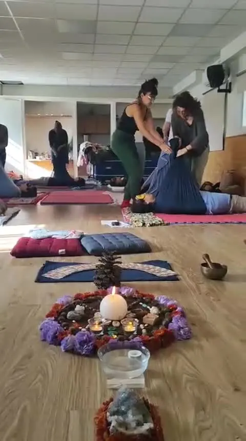 הכנת הבדים הצבעוניים לפני הטקס